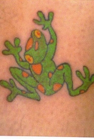 肩部彩色卡通青蛙纹身图案