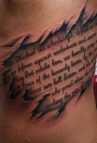 腰侧撕裂的英文字母纹身图案