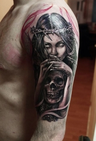 手臂黑灰恶魔女人与骷髅纹身图案
