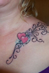肩部彩色红色的心与星星纹身图案