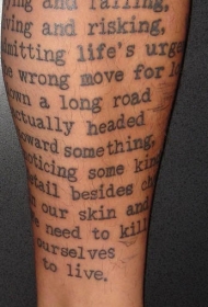 腿部黑色英文字母纹身图片