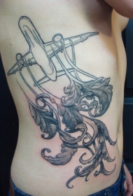 侧肋雕刻风格黑色大飞机与羽毛纹身图案