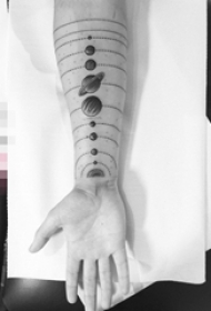 男生手臂上黑灰色星球纹身图片