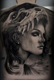 背部黑色的恐龙头骨和女人肖像纹身图案