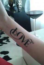 手臂有趣的英文单字设计纹身图案