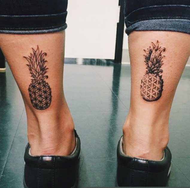 腿部可爱的黑色菠萝纹身图案
