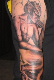 花臂棕色逼真的石像鬼纹身图案