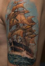 现实主义风格的彩色肩膀帆船纹身图案