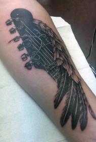 有趣的黑白吉他与羽毛手臂纹身图案