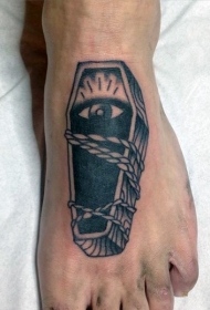 脚背old school木制棺材和眼睛纹身图案
