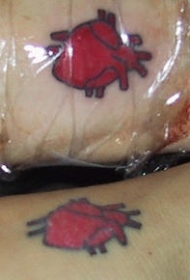 情侣相同的彩色心脏纹身图案