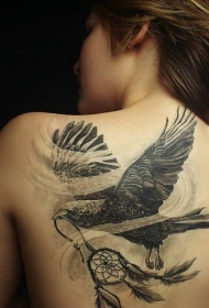 背部写实风格的黑白乌鸦与捕梦网纹身图案