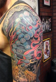 手臂彩色DNA符号与海底纹身图案