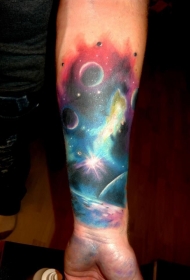 小臂写实彩色行星在太空中纹身图案