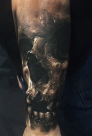 手臂逼真的彩色骷髅纹身图案