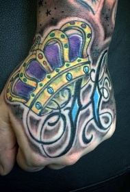 old school手背皇冠字母纹身图案