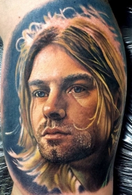 手臂彩色科特·柯本肖像纹身图案
