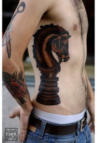 腰侧彩色写实木马木棋纹身图案