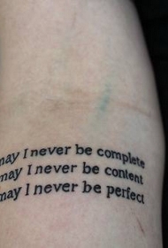 手臂上的经典三排黑色字母纹身图案