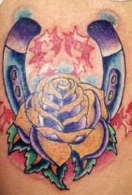 肩部五颜六色的马蹄花纹身图案