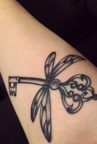 手臂黑色蜻蜓的翅膀与钥匙纹身图案
