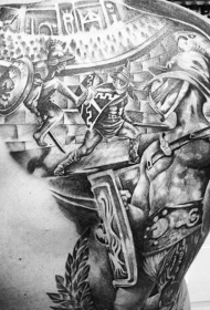 背部黑白角斗士战斗场景纹身图案