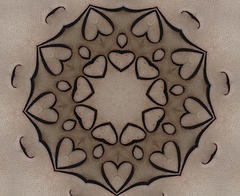 简约的黑色心形太阳纹身图案