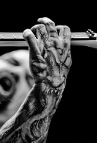 手部黑色疯狂可怕的怪物纹身图案