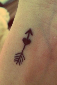 手腕心形和箭头黑色纹身图案