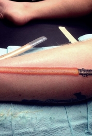 腿部彩色简单的西斯光剑纹身