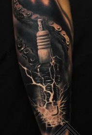 手臂逼真的火花塞和链条纹身图案