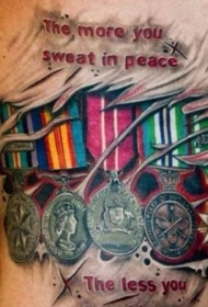 腰侧彩色的各种奖牌和字母纹身