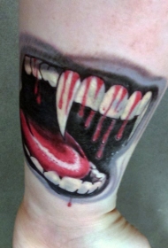 手腕彩绘色吸血鬼牙齿纹身图案