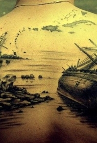 背部沉船与海滩黑灰纹身图案