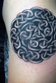 大臂简单的黑白凯尔特结圆形纹身图案