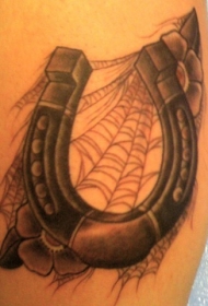 马蹄铁与蜘蛛网和花卉纹身图案