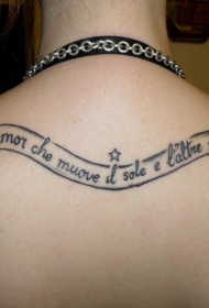 背部黑色的意大利字母纹身图案