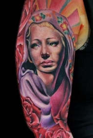 女性手臂彩色纹身图案