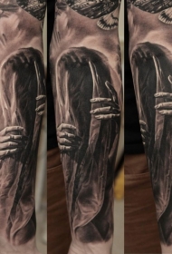 手臂神秘现实主义风格的神秘鬼纹身