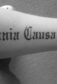 手臂黑色字母花体纹身图案