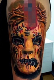 大臂彩色恐怖风格脸与藤蔓纹身图案