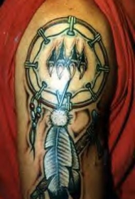 肩上的大型捕梦者纹身图案