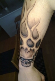 手臂棕色燃烧的大骷髅纹身图案