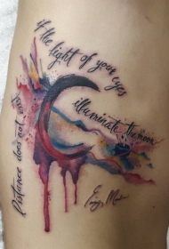 腰侧水彩画风格的大月亮与字母纹身图片