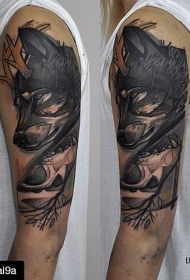 肩膀黑色雕刻风狼纹身图案