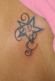 蓝色星星与藤蔓纹身图案