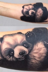 手背黑白可爱的小熊猫在玩纹身图案