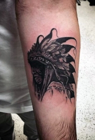 小臂简单的黑色老印度酋长纹身图案