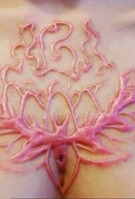 胸部个性的莲花割肉纹身图案