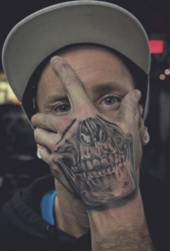 男性手背难以置信的黑白骷髅下颚纹身图案